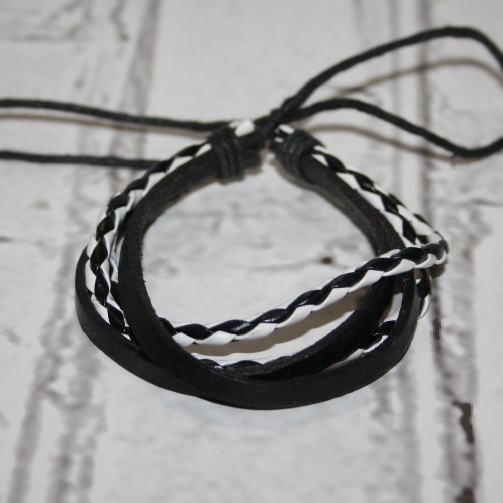 ⚫⚪ Beautiful Black + White Leather Adjustable Bracelet ⚪⚫